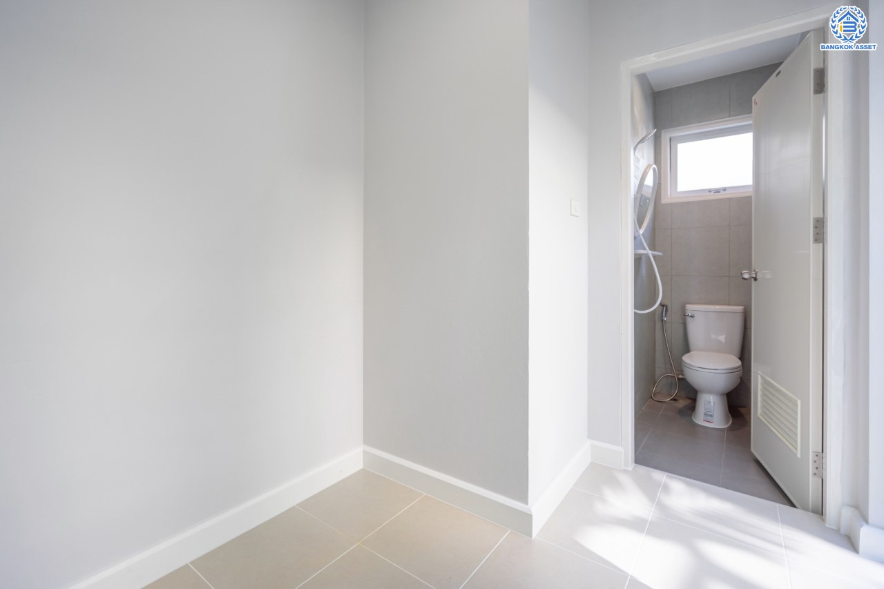 บ้านมือสองตกแต่งใหม่ ม.นันทวัน บางใหญ่-รัตนาธิเบศร์ บ้านเดี่ยวคุณภาพแบรนด์ LH ตอบโจทย์ทุกไลฟ์สไตล์ เนื้อที่ขนาด 66 ตร.ว. ฟังก์ชัน 3 ห้องนอน 3 ห้องน้ำ 1 ห้องแม่บ้านพร้อมห้องน้ำในตัว บนทำศักยภาพ หน้าโครงการติดถนนกาญจนาภิเษก ใกล้รถไฟฟ้าสายสีม่วง "สถานีสามแยกบางใหญ่" และทางด่วน "ศรีรัช"